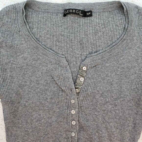 Grey undershirt styled shirt with 3/4 length sleeves - Picture 4 of 8